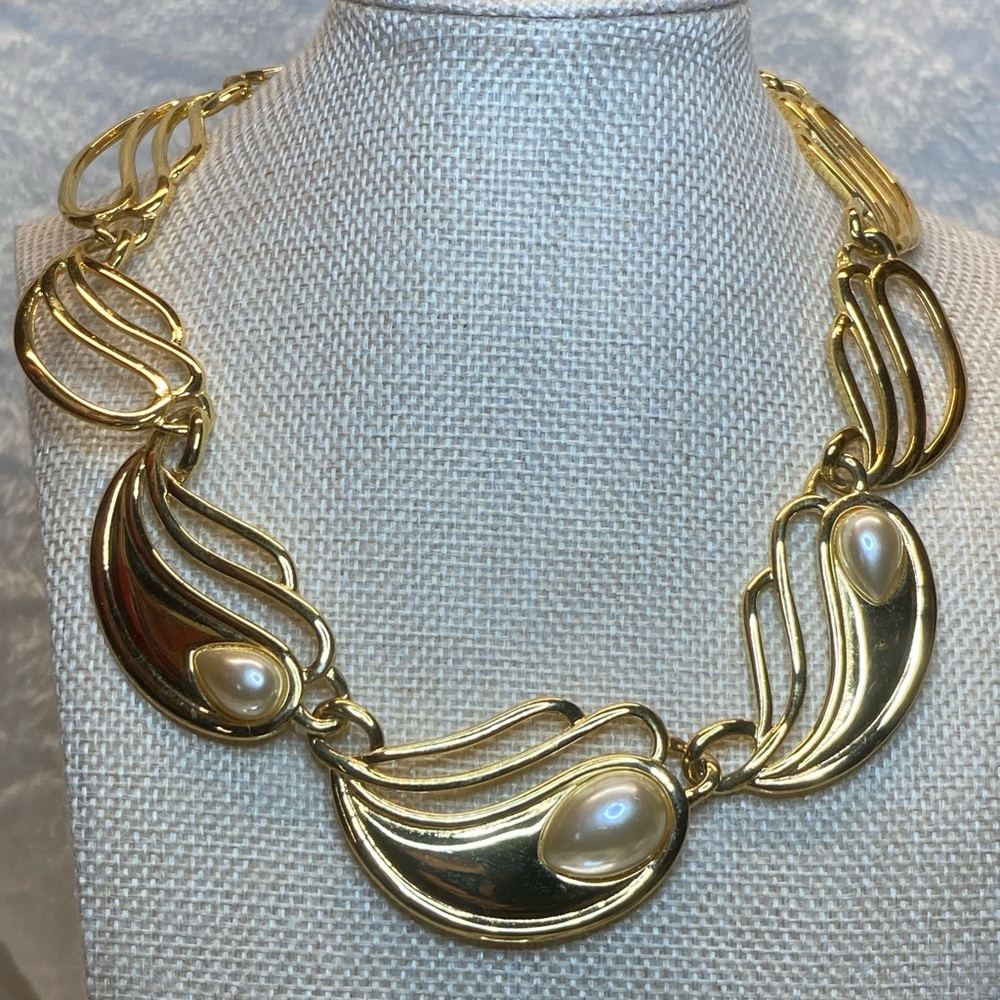 Gold Napier Stylized Pasiley Teardrop Pearl 'Pearl Bouquet' Statement Necklace - Picture 3 of 8